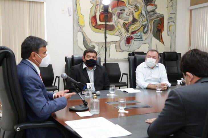 Governador do Piauí, Wellington Dias (PT), com diretores da empresa